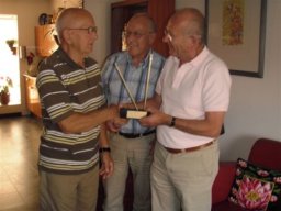 Overhandiging gouden penseel aan Wim Brugman 1